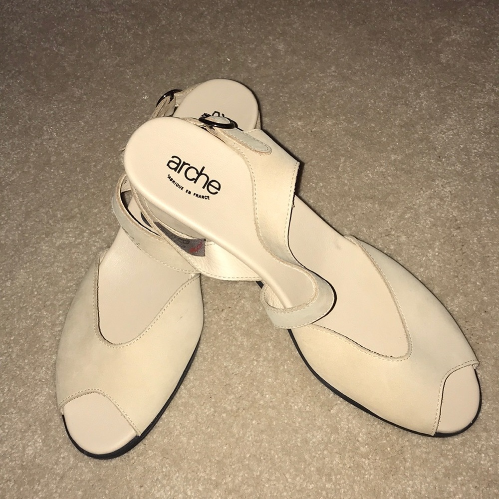 Arche taupe raised heel sandals. Size 9. NEW